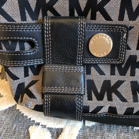 MICHAEL KORS MONOGRAM TOTE PURSE - Picture 2 of 7